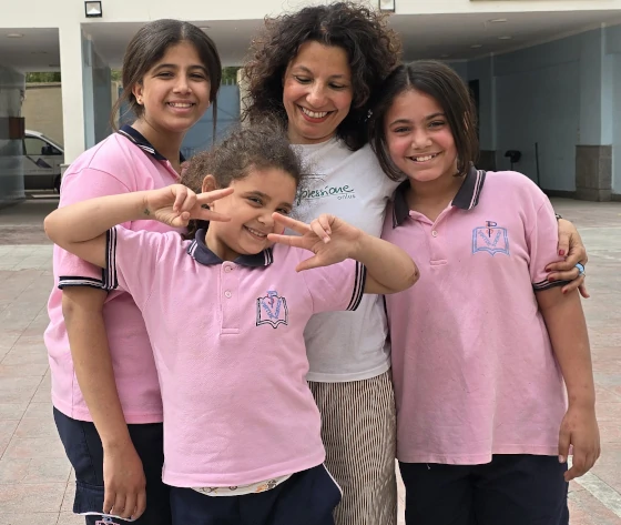 Mary, Filomena, Veronia, vestono le divise del istituto scolastico Lady Perpetual School